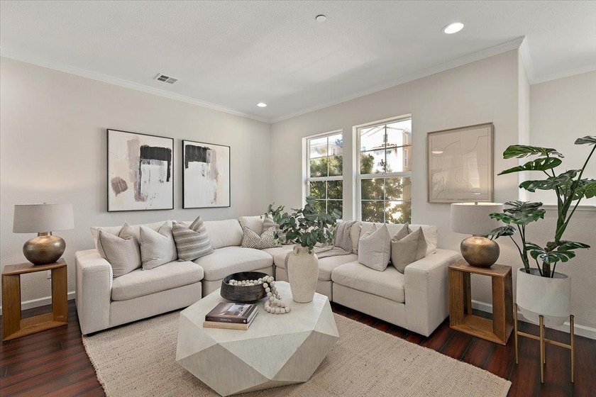 Beautifully updated, 3 bedroom, 2 1/2 bathroom home in desirable - photo 2