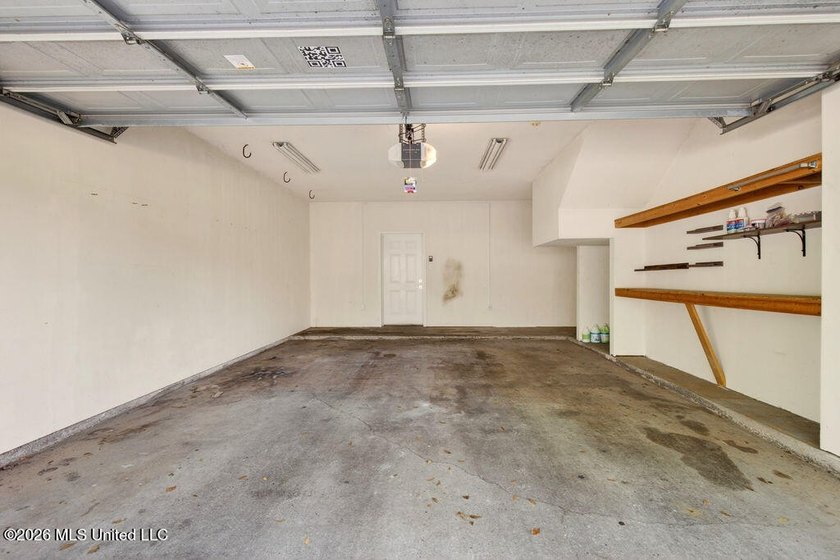 Welcome to Legacy Villas! This well-maintained 3-bedroom, 2-bath - photo 33
