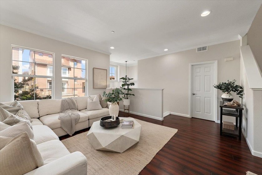 Beautifully updated, 3 bedroom, 2 1/2 bathroom home in desirable - photo 3
