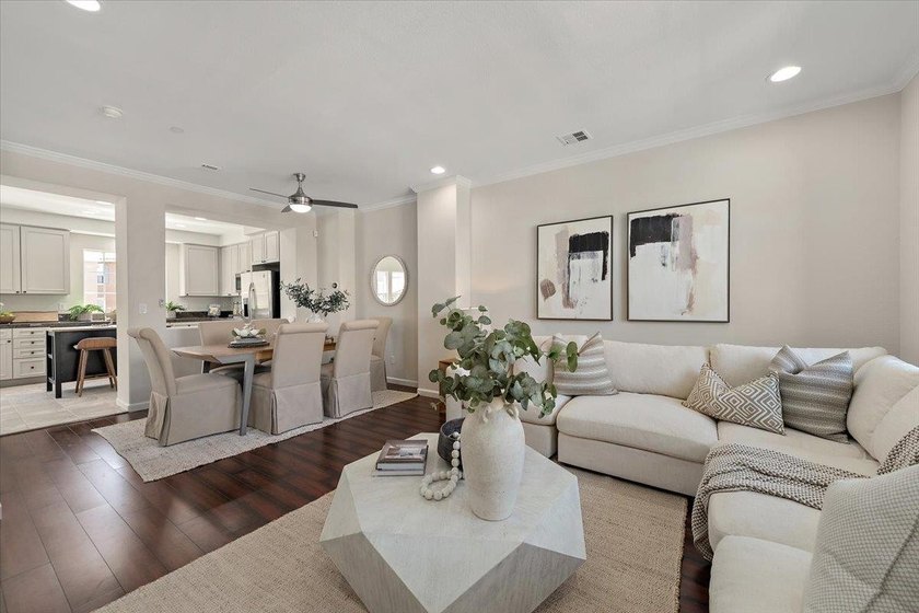 Beautifully updated, 3 bedroom, 2 1/2 bathroom home in desirable - photo 5