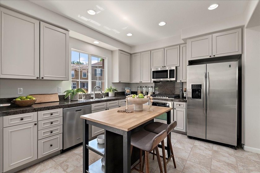 Beautifully updated, 3 bedroom, 2 1/2 bathroom home in desirable - photo 6