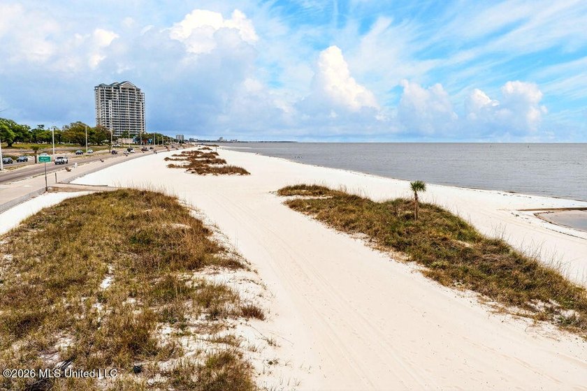 Welcome to Legacy Villas! This well-maintained 3-bedroom, 2-bath - photo 37