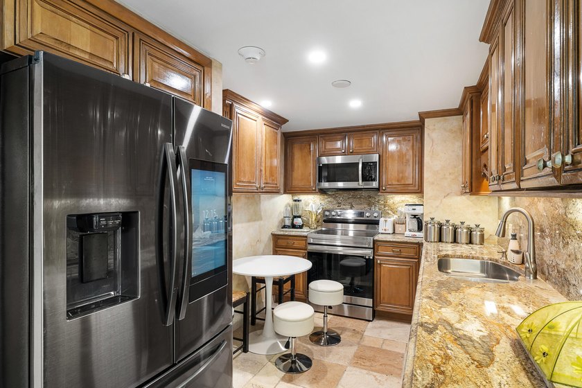 Welcome to Unit 605, a rare high-floor, south-facing - photo 4