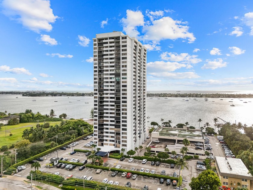 Welcome to Unit 605, a rare high-floor, south-facing - photo 5