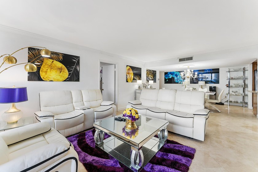 Welcome to Unit 605, a rare high-floor, south-facing - photo 7