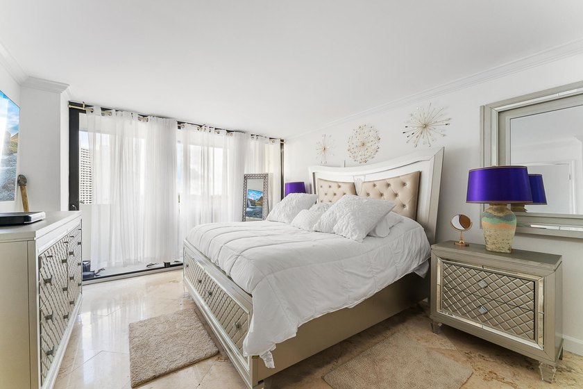Welcome to Unit 605, a rare high-floor, south-facing - photo 10