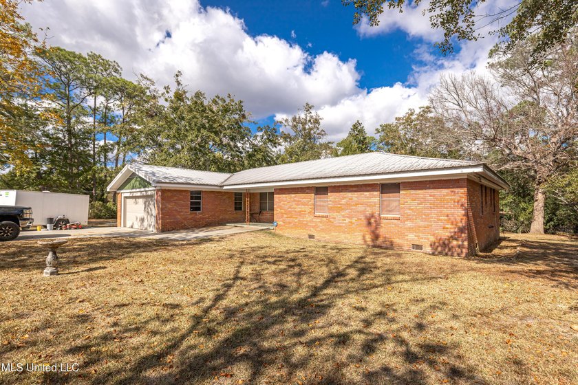 Enjoy waterfront living on the bayou in Gautier, conveniently - photo 2