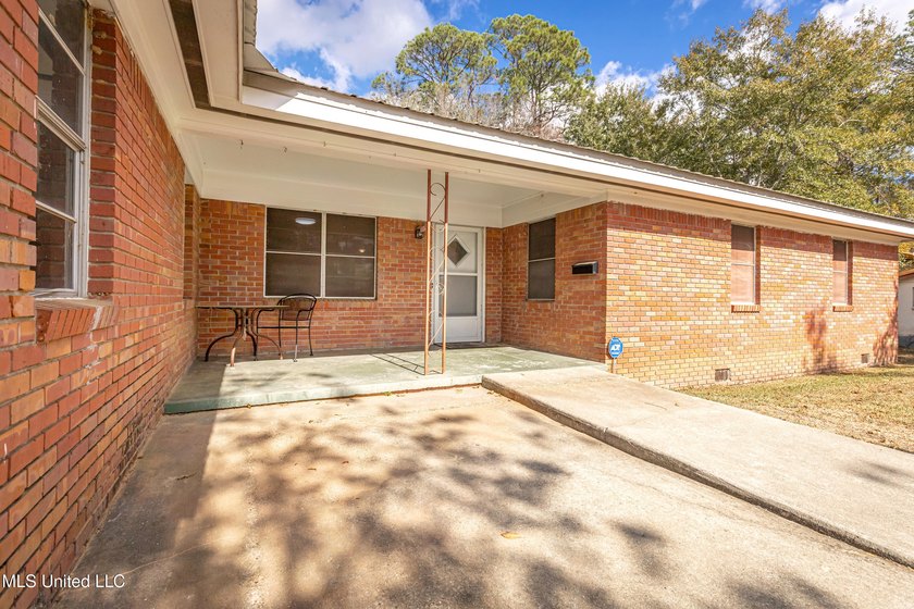 Enjoy waterfront living on the bayou in Gautier, conveniently - photo 3