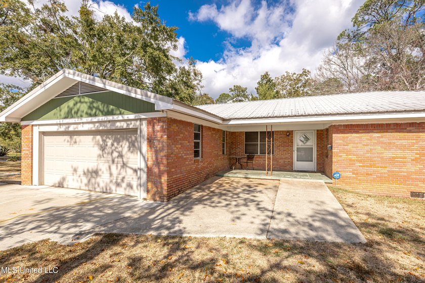Enjoy waterfront living on the bayou in Gautier, conveniently - photo 6