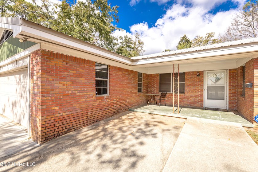 Enjoy waterfront living on the bayou in Gautier, conveniently - photo 7