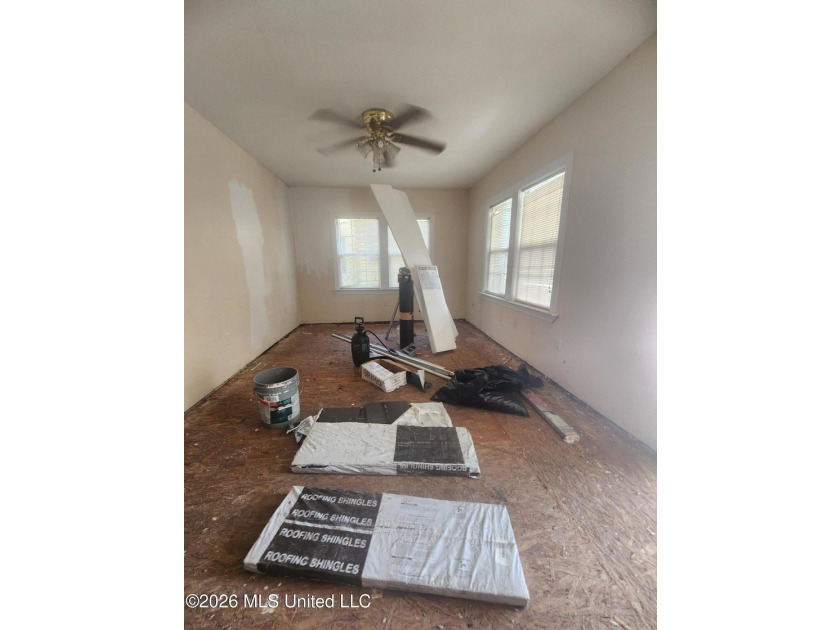 Investment Opportunity - Fixer-Upper in the Heart of Downtown - photo 2