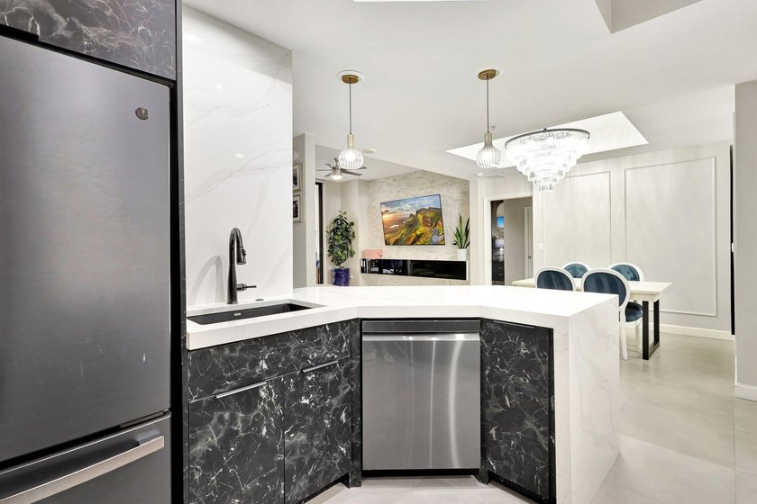 Experience unparalleled luxury in the heart of downtown City - photo 10