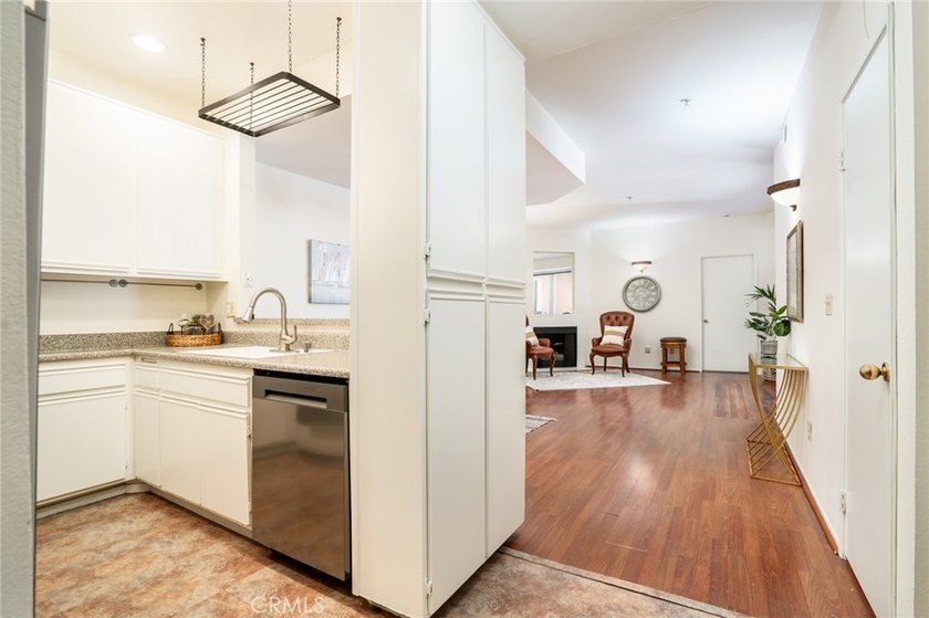 Downtown Vibe mixed with with private, peaceful secluson. 640 W - photo 2