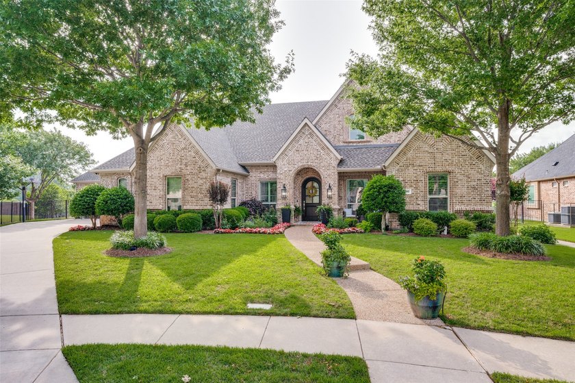 Experience refined luxury living in this exquisite 4-bedroom, 3 - photo 2