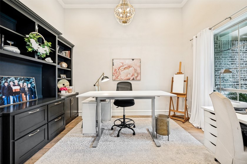 Experience refined luxury living in this exquisite 4-bedroom, 3 - photo 3