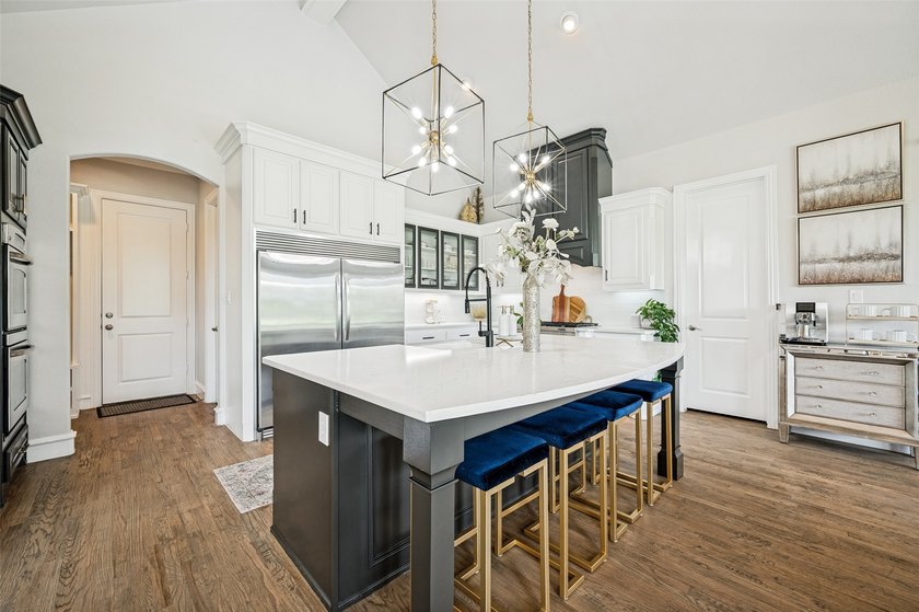 Experience refined luxury living in this exquisite 4-bedroom, 3 - photo 10