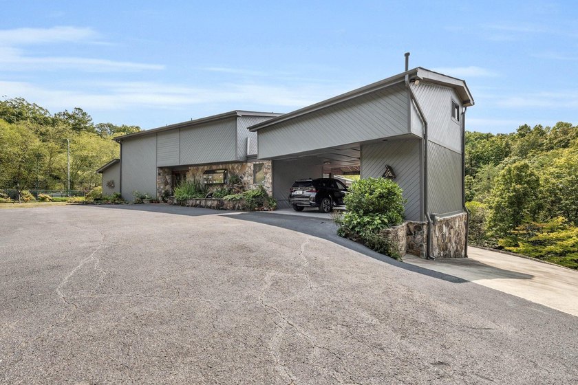 This spectacular home on 3411 Kings Cove Lane is a true hidden - photo 49