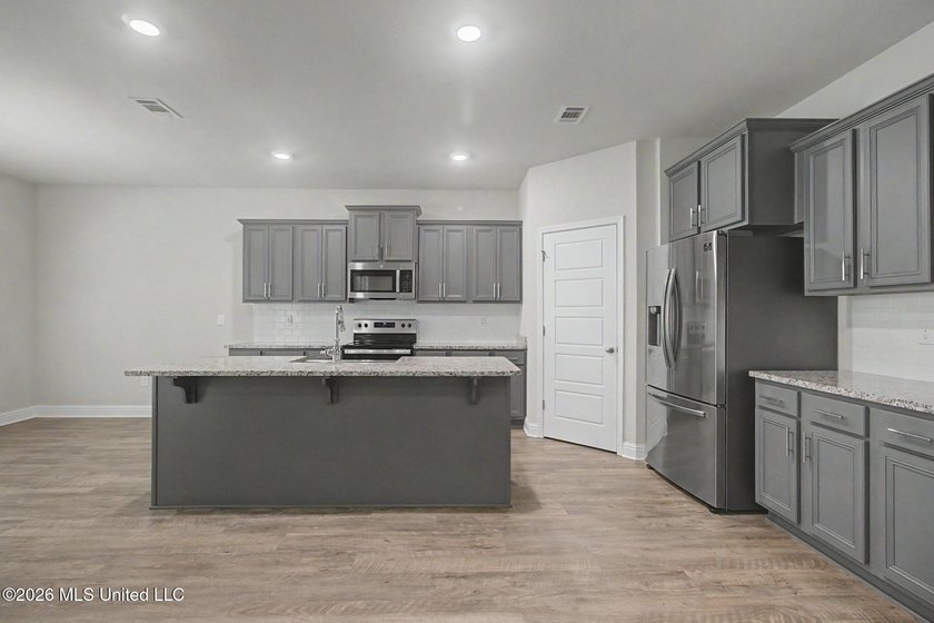 Adorable 4-bedroom home conveniently located near shopping - photo 2