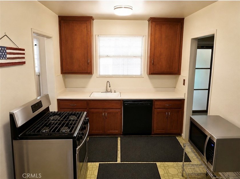 Located in the heart of the highly desirable Plaza neighborhood - photo 3