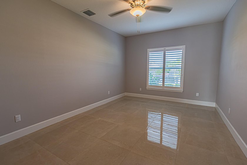 Spacious &amp; beautifully upgraded, this 5-bedroom + den, 3-bath - photo 3
