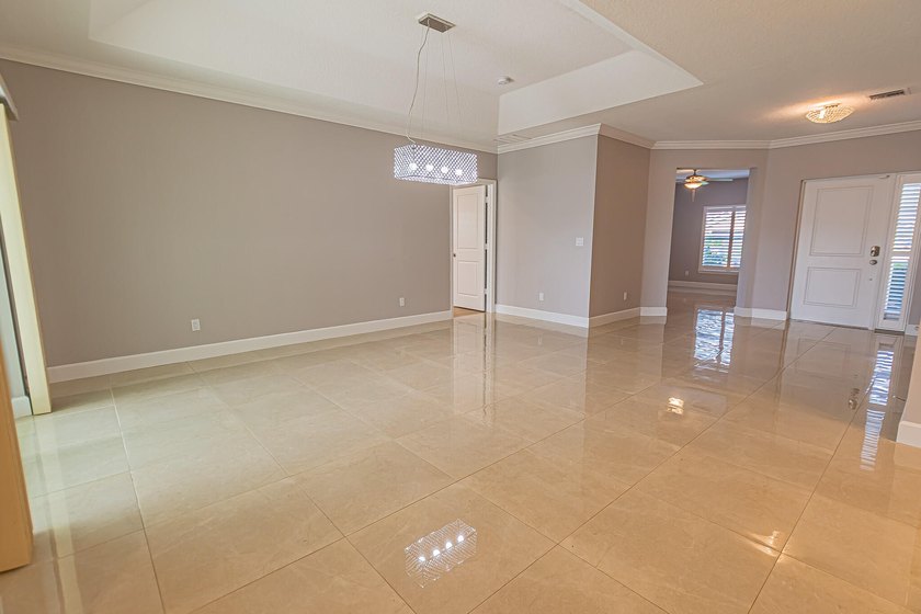 Spacious &amp; beautifully upgraded, this 5-bedroom + den, 3-bath - photo 6