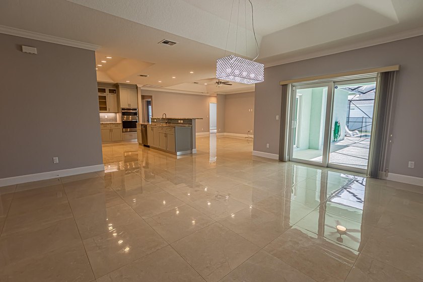 Spacious &amp; beautifully upgraded, this 5-bedroom + den, 3-bath - photo 9