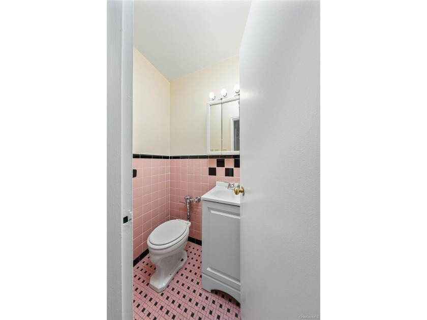 Step into this beautifully refreshed 2-bedroom, 1.5-bathroom - photo 21