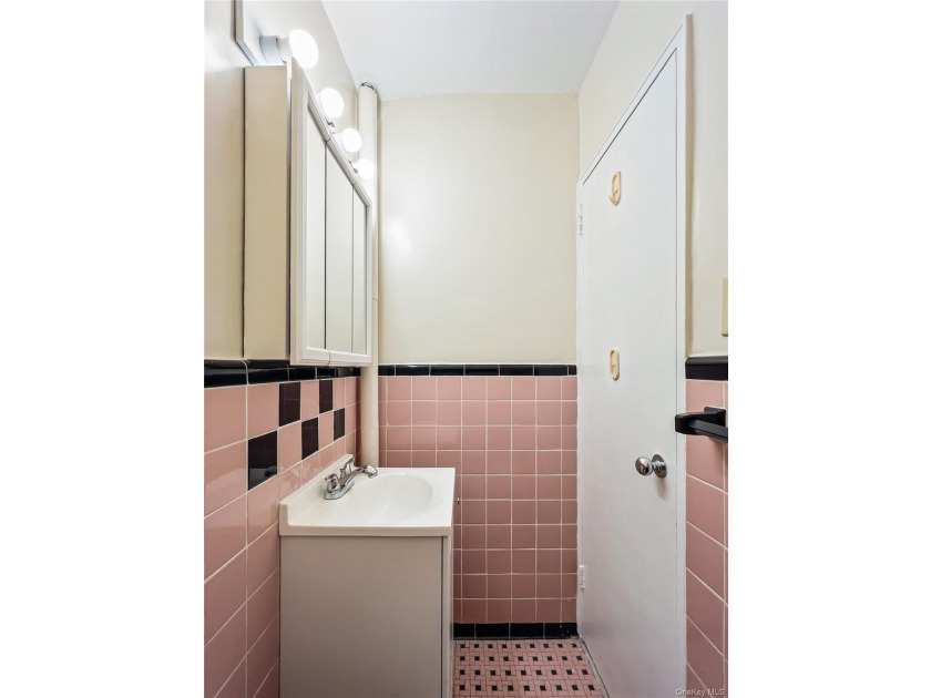 Step into this beautifully refreshed 2-bedroom, 1.5-bathroom - photo 22