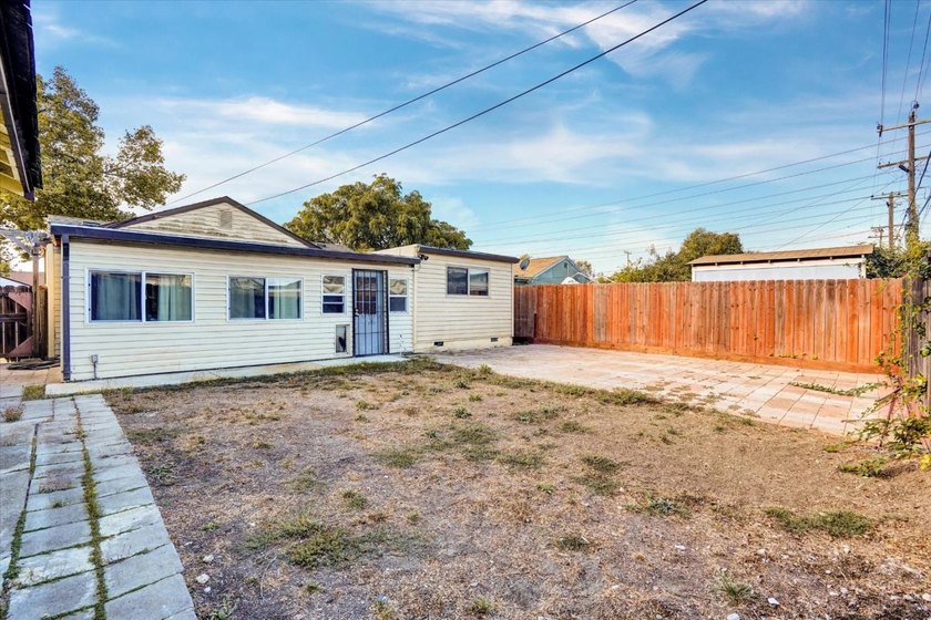 This 3-bedroom, 2-bath home offers 1,215 square feet of - photo 31