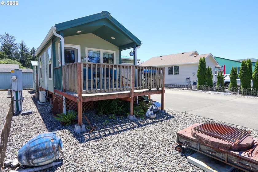 Escape to your own fully furnished retreat just moments from - photo 2