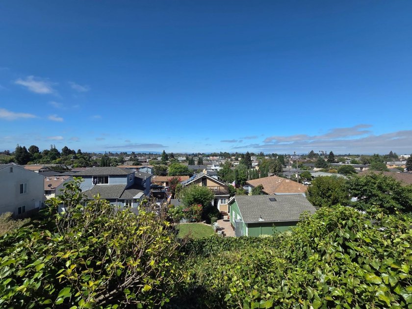 Welcome to 16640 Los Banos St in Ashland between San Leandro and - photo 26