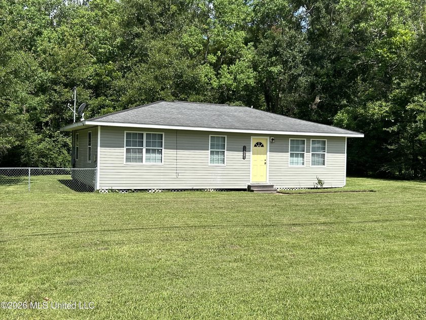 Perfect Starter Home or Investment Property!! Centrally located - photo 2