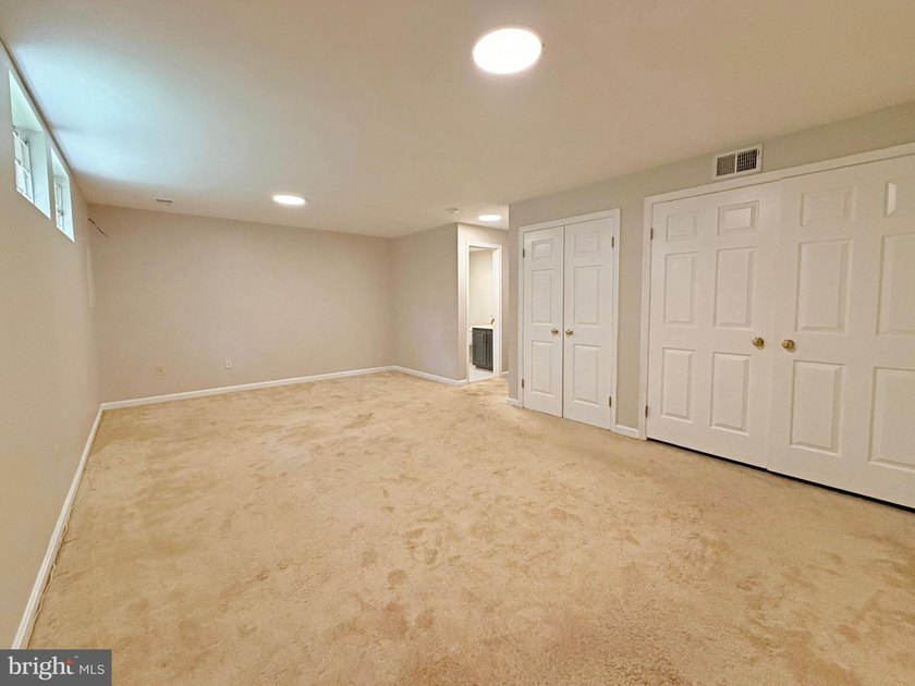 Welcome to this beautifully updated three-level brick-front - photo 32