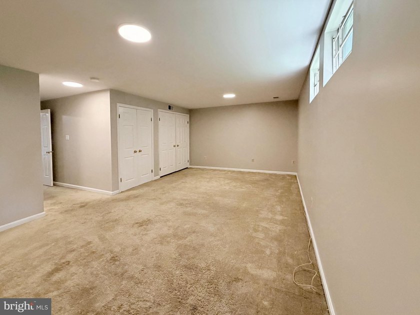 Welcome to this beautifully updated three-level brick-front - photo 33