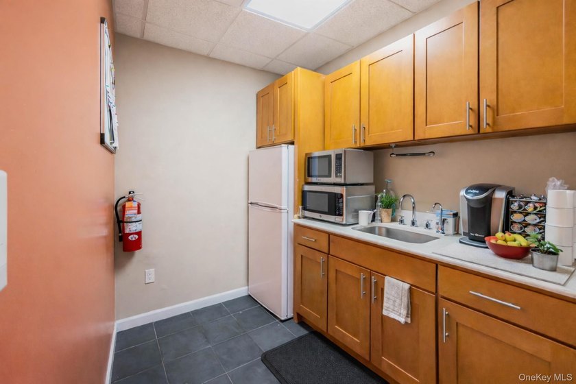 Prime free-standing professional office building for sale in a - photo 4
