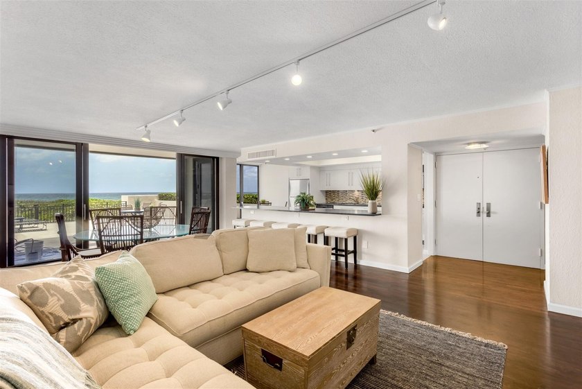 RARELY AVAILABLE BEACHFRONT VILLA OFFERING EFFORTLESS - photo 4