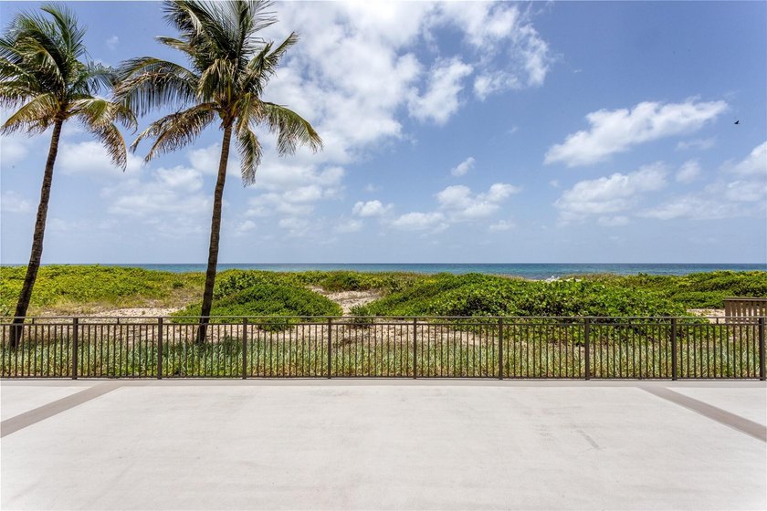 RARELY AVAILABLE BEACHFRONT VILLA OFFERING EFFORTLESS - photo 6
