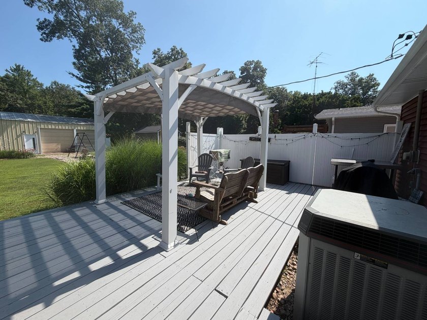 Move right in to this beautiflly maintained 3-bedroom, 3-full - photo 15