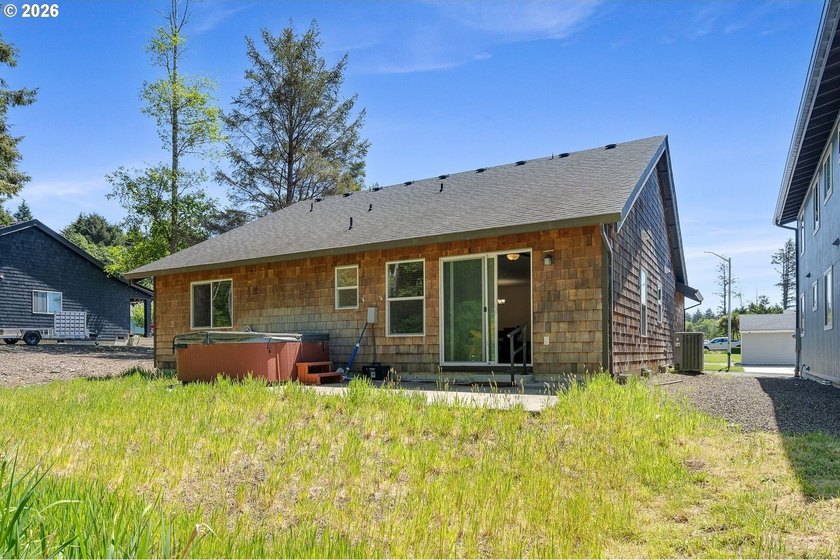 Here is the coastal property for you! This beautiful great room - photo 19