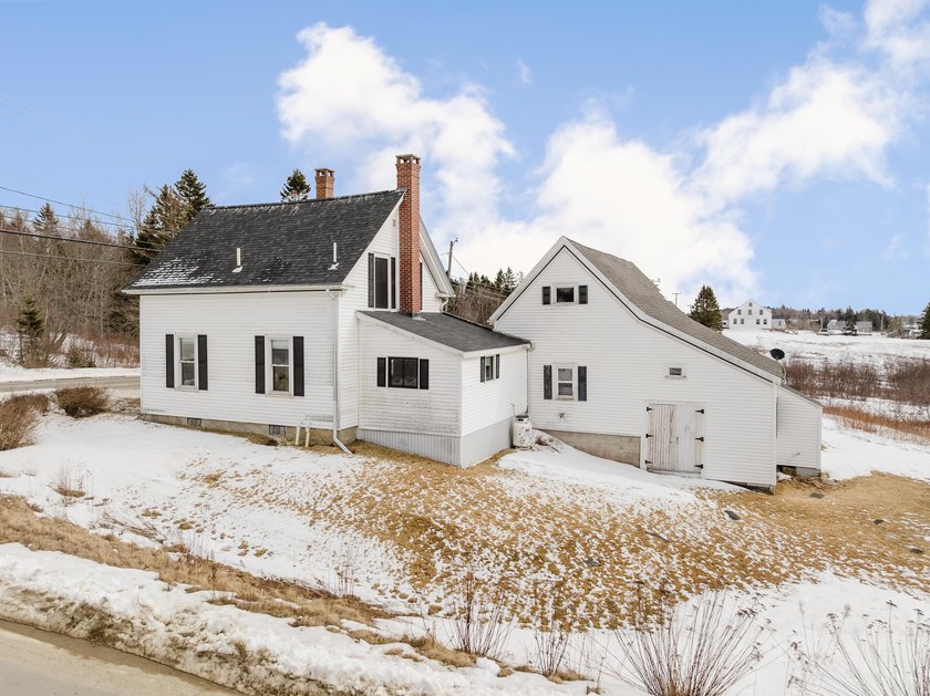 A classic Down East Home! This charming New England home has - photo 2