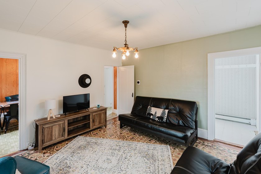 A classic Down East Home! This charming New England home has - photo 9