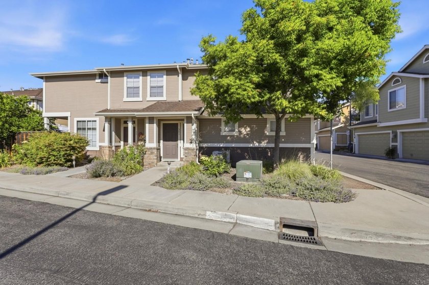 Bright &amp; Updated Townhome Style END UNIT w/ Abundant Natural - photo 3