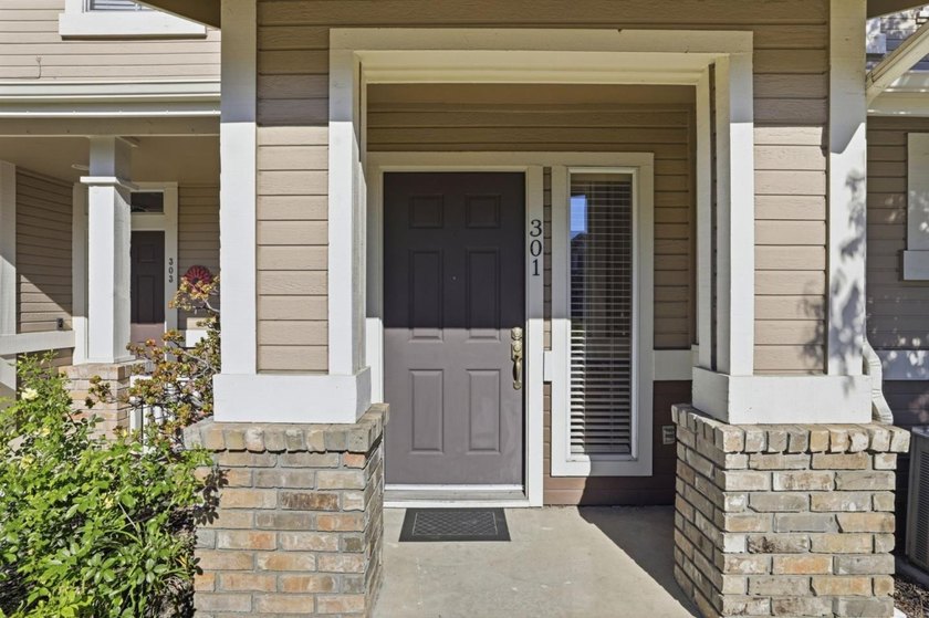 Bright &amp; Updated Townhome Style END UNIT w/ Abundant Natural - photo 5