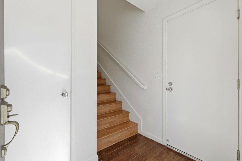 Bright &amp; Updated Townhome Style END UNIT w/ Abundant Natural - photo 6