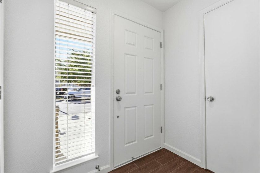 Bright &amp; Updated Townhome Style END UNIT w/ Abundant Natural - photo 7