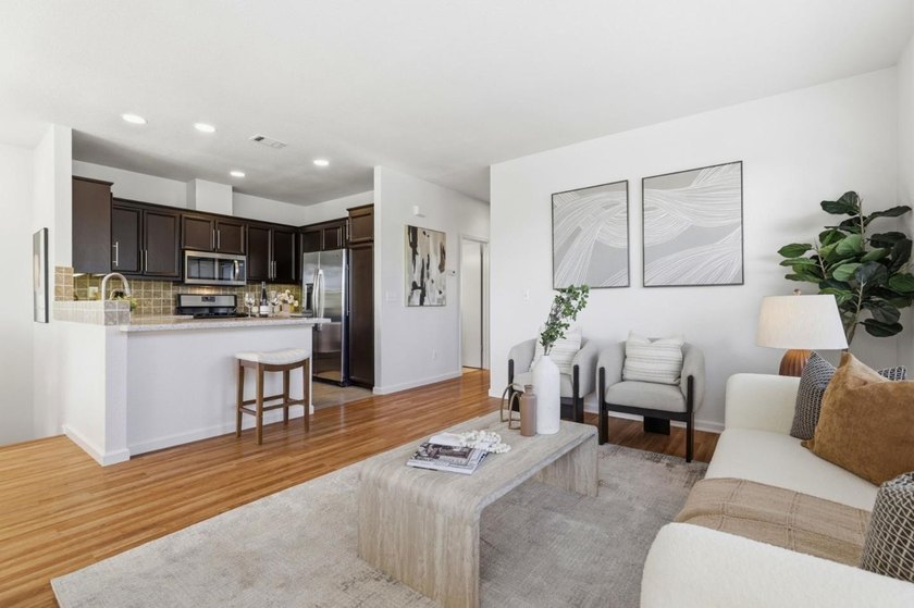 Bright &amp; Updated Townhome Style END UNIT w/ Abundant Natural - photo 9