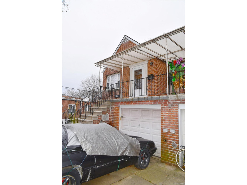 Pelham Parkway Area Two family Brick semi detached, Top floor - photo 3
