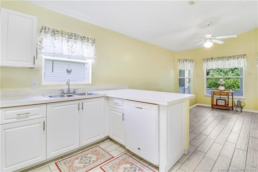 Welcome to this charming, well maintained 2-bedroom, 2-bath home - photo 5