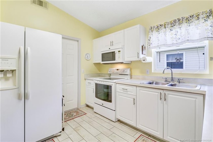 Welcome to this charming, well maintained 2-bedroom, 2-bath home - photo 7