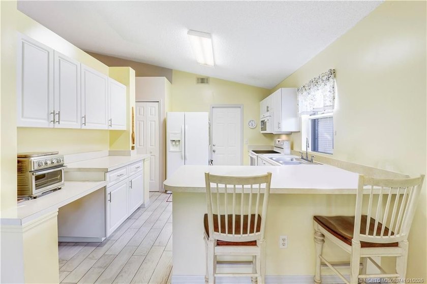 Welcome to this charming, well maintained 2-bedroom, 2-bath home - photo 8